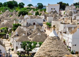 Chiêm ngưỡng vẻ đẹp cổ kính của thị trấn Alberobello khi du lịch Ý